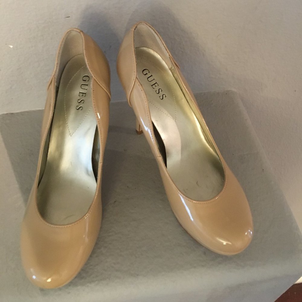 GUESS stiletto patent leather heels tan/nude